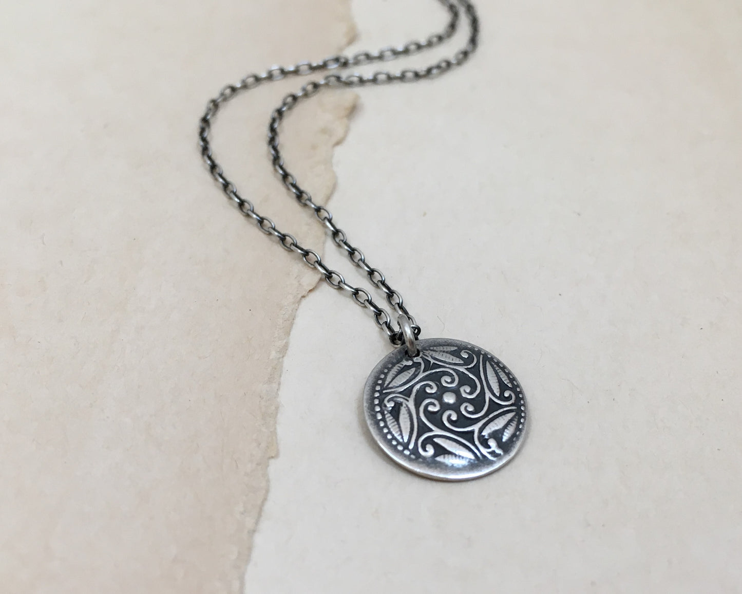 Dainty Victorian style floral pattern necklace