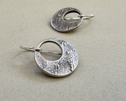 Small rock textured chunky silver hoops