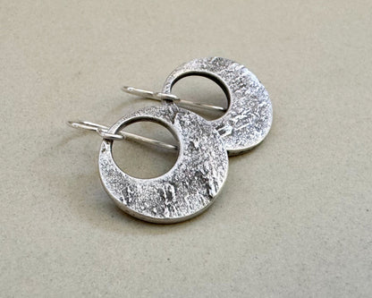 Small rock textured chunky silver hoops