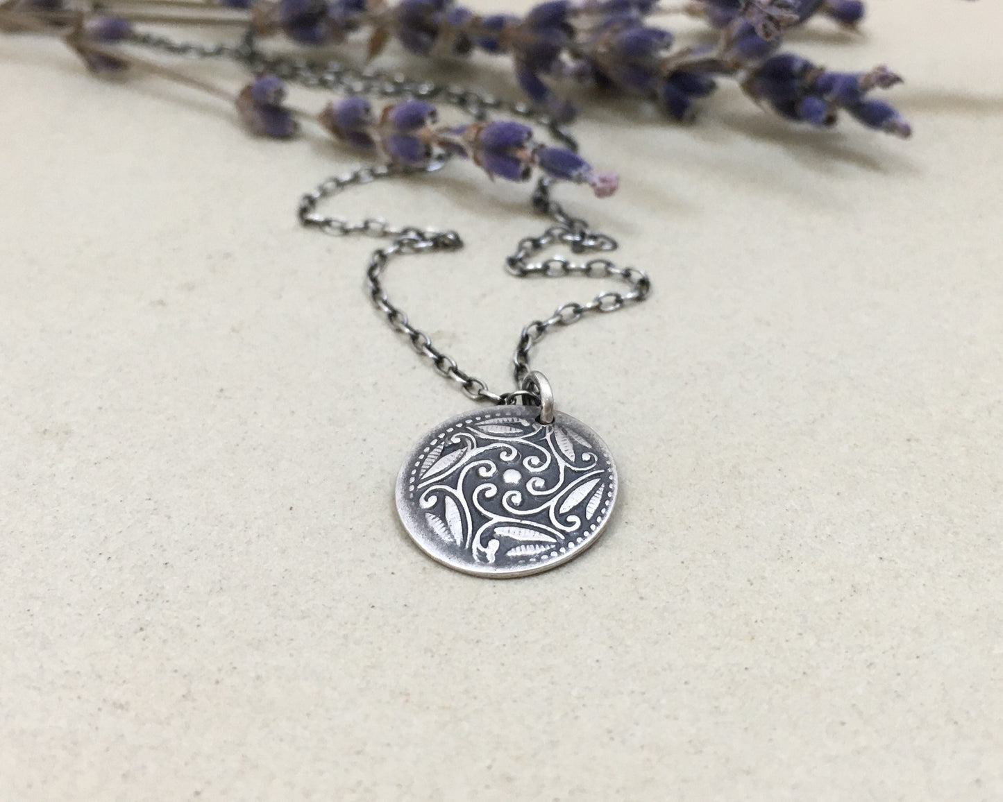 Dainty Victorian style floral pattern necklace