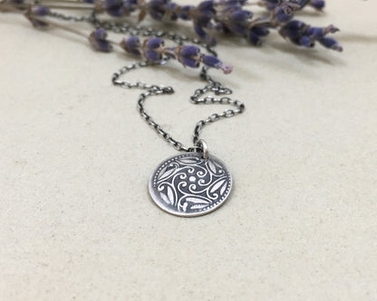 Dainty Victorian style floral pattern necklace