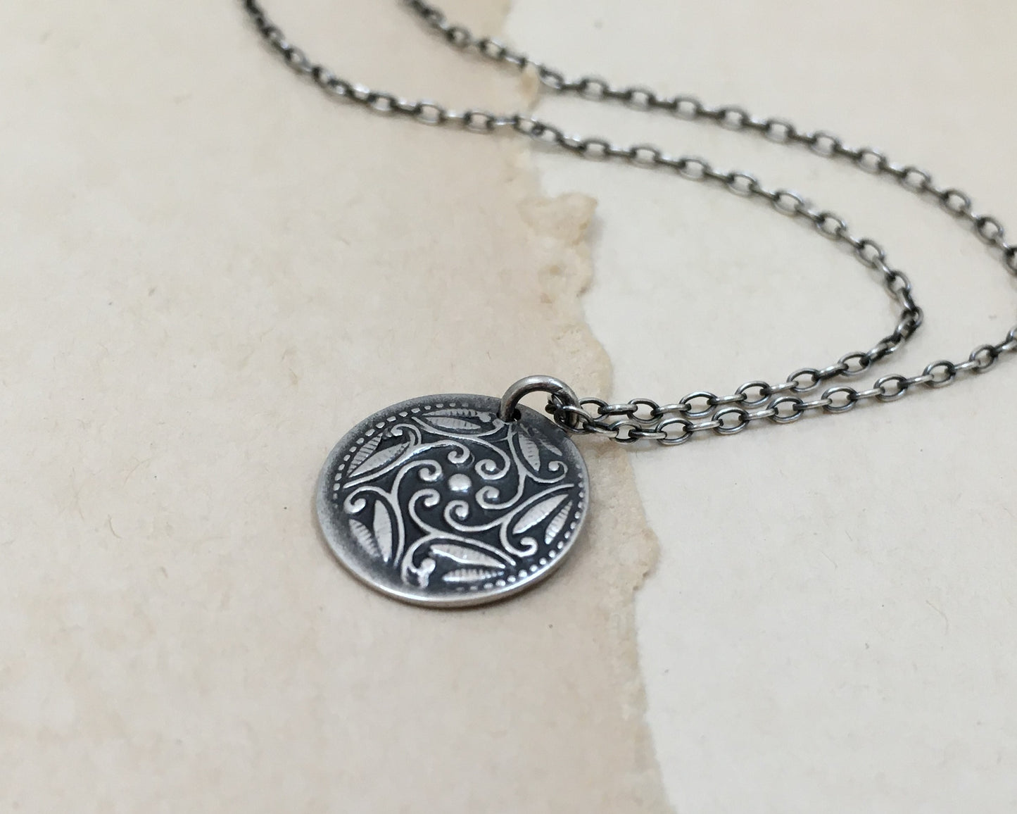 Dainty Victorian style floral pattern necklace