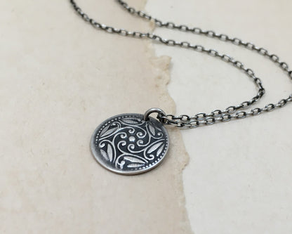 Dainty Victorian style floral pattern necklace