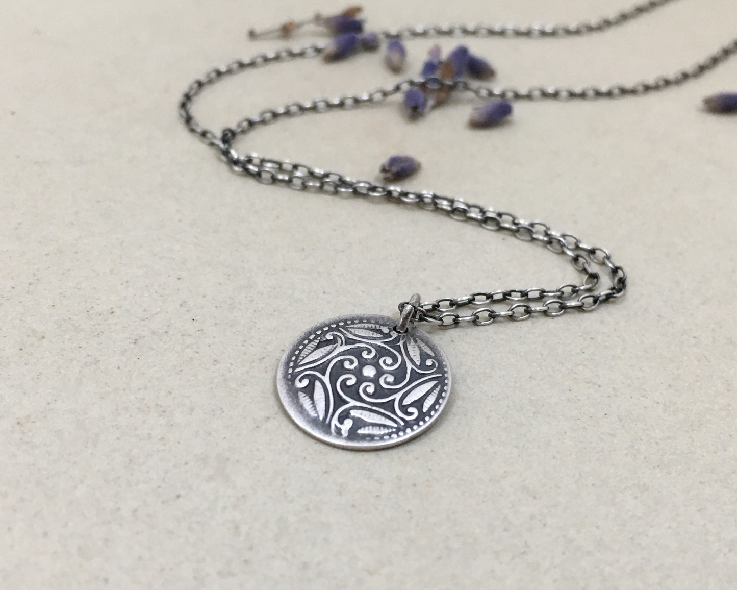 Dainty Victorian style floral pattern necklace