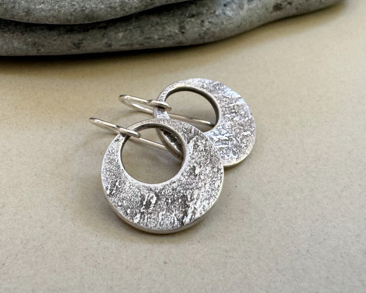 Small rock textured chunky silver hoops