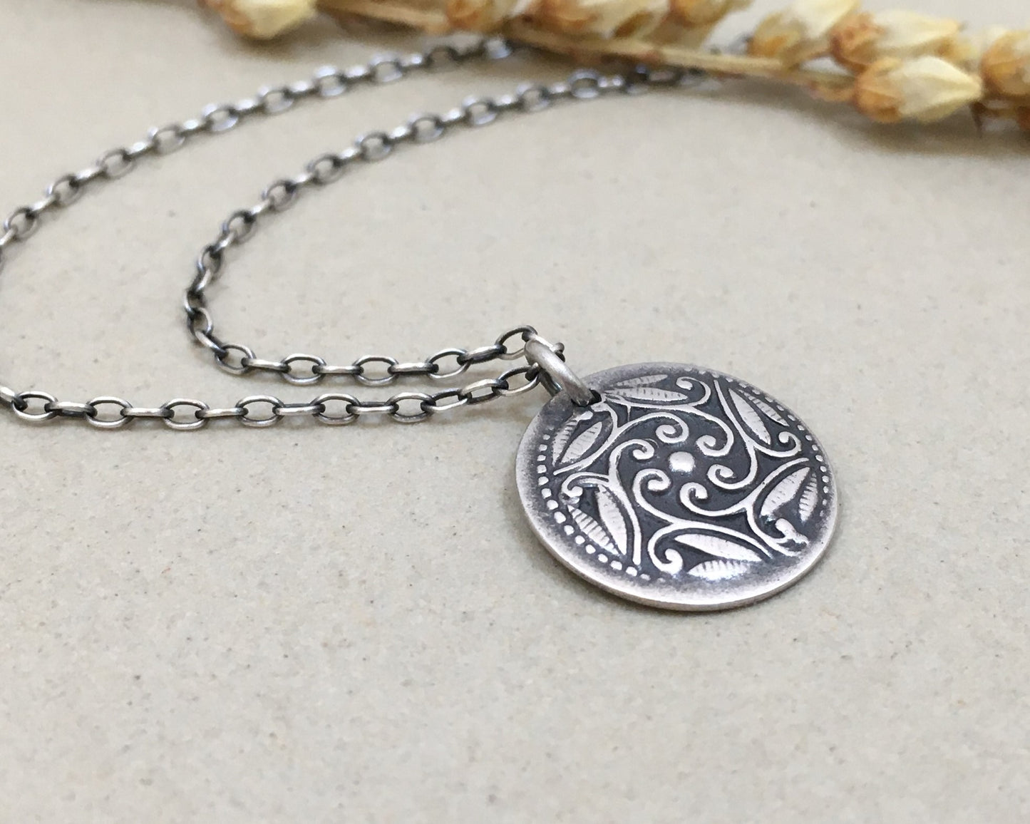 Dainty Victorian style floral pattern necklace