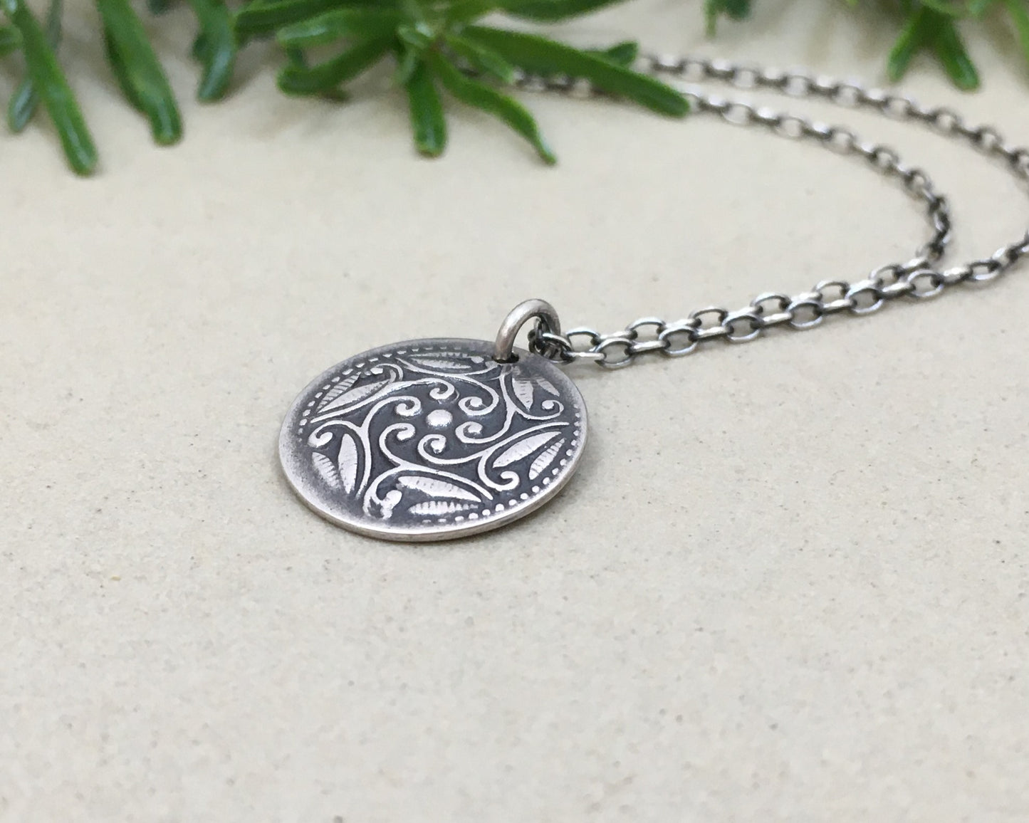 Dainty Victorian style floral pattern necklace