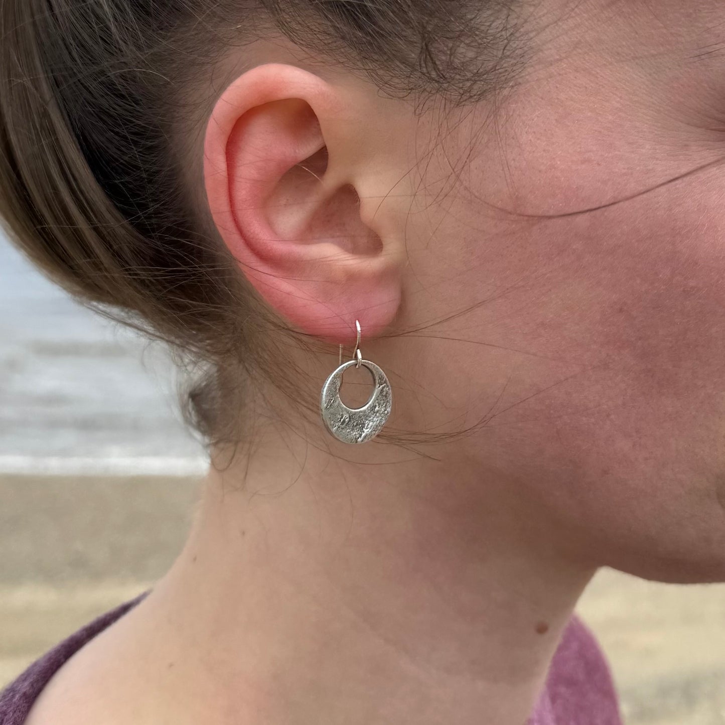 Small rock textured chunky silver hoops