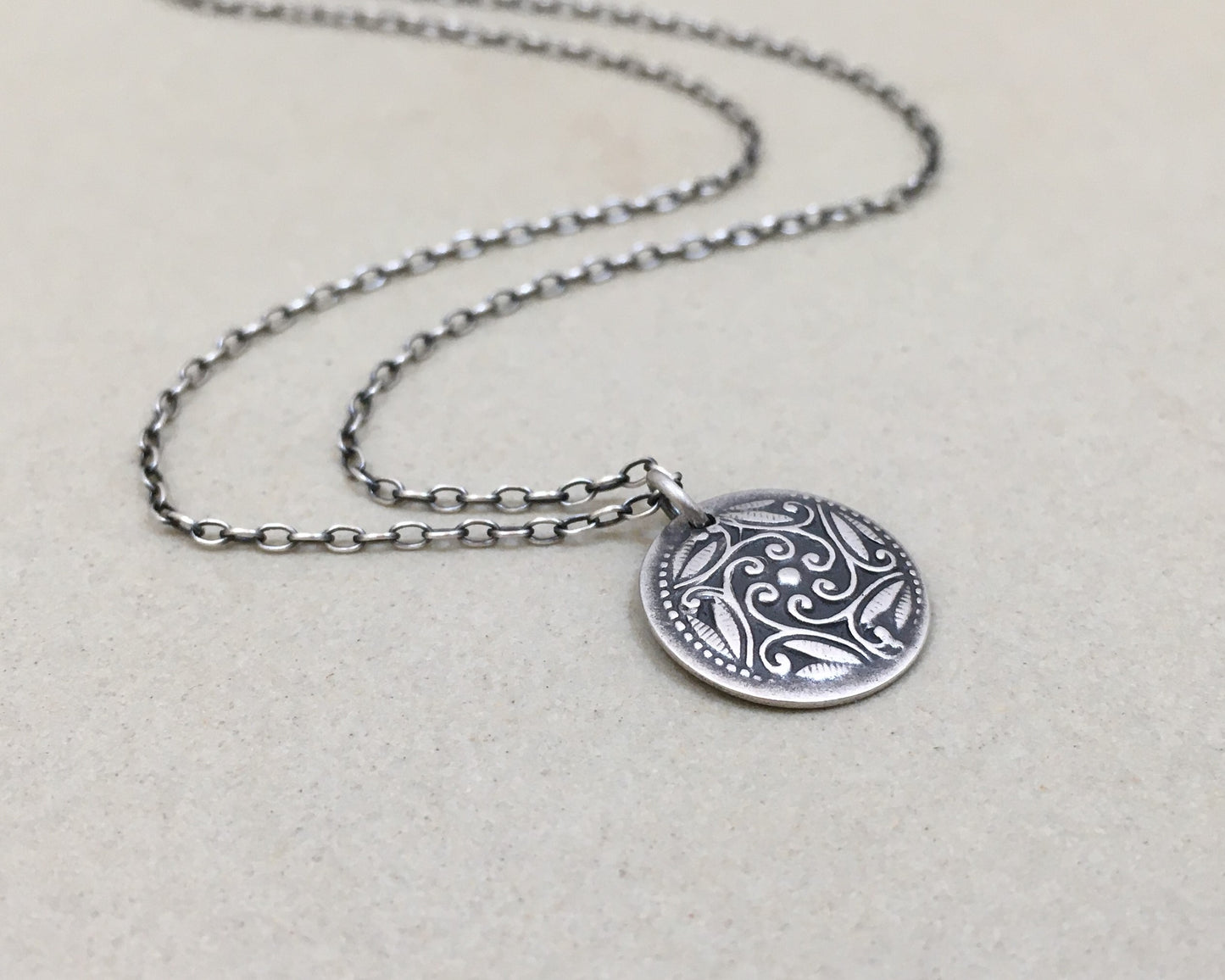 Dainty Victorian style floral pattern necklace