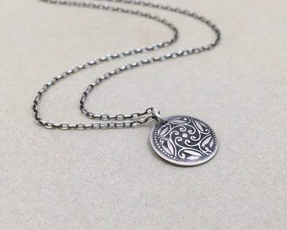 Dainty Victorian style floral pattern necklace