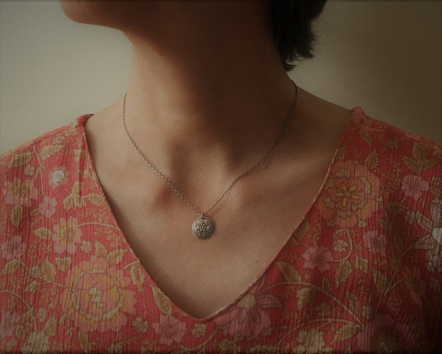 Dainty Victorian style floral pattern necklace
