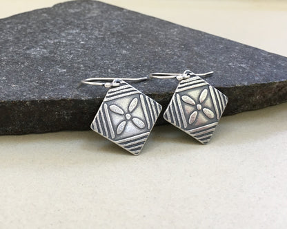 Flower and stripes earrings in oxidized sterling silver
